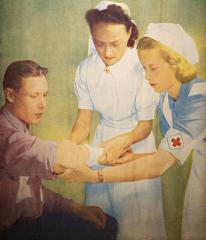 Väritetty kuva apusisaresra hoitamassa potilasta sairaanhoitajan kanssa.