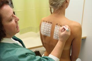 Lähihoitaja tekee ihotestiä potilaalle.
