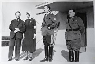 Kuvassa vasemmalta professori Richard Faltin, SPR:n sairaalan ylihoitaja Berrit Kihlman, marsalkka C. G. E. Mannerheim sekä lääkintäkenraalimajuri Eino Suolahti Invalidisairaalan katolla vuonna 1940.