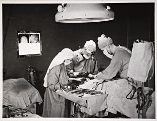 Kuvassa ylilääkäri Snellman neurokirurgisessa leikkauksessa alilääkäri Gunnar af Björkestenin avustamana 1940- tai 1950-luvulla.