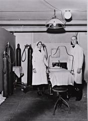 Kuvassa ylihoitaja Berrit Kihlman ja tohtori Sven Rehnberg maanalaisessa leikkaussalissa.