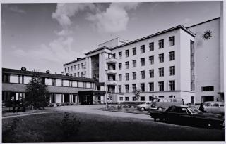1959 valmistui arkkitehti Veli Paatelan suunnittelema punatiilinen laajennusosa (kuvassa vasemmalla), jossa oli tilat neurokirurgian klinikalle, poliklinikalle ja hallinto-osastolle.