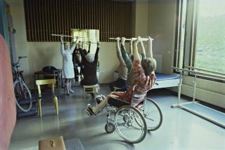 Kuvassa potilaiden kuntoutusta vuonna 1978. 