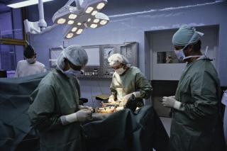 Plastiikkakirurginen leikkaus vuonna 1986. Keskellä tuleva plastiikkakirurgian ylilääkäri Sirpa Asko-Seljavaara.
