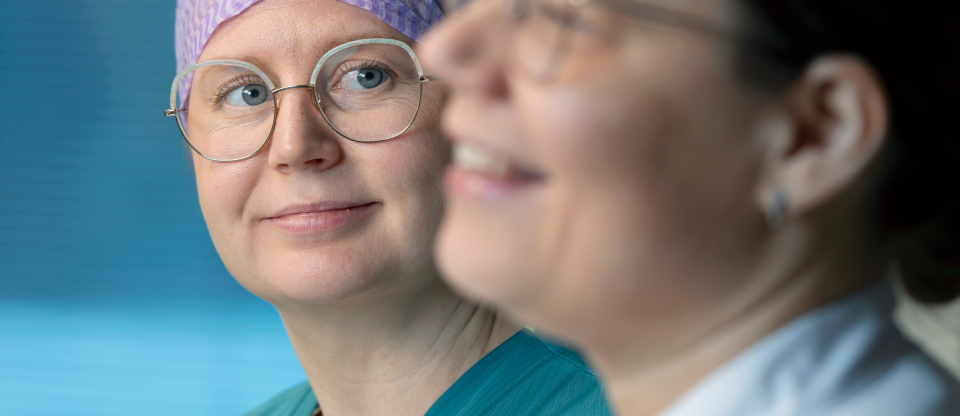 Työntekijöitä HUSissa töissä