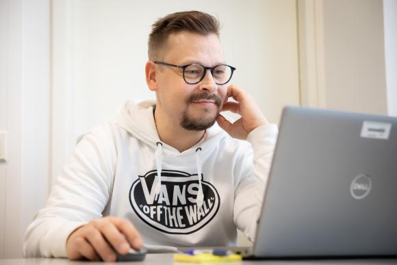 Psykiatrian apulaisosastonhoitaja tekee töitä tietokoneella