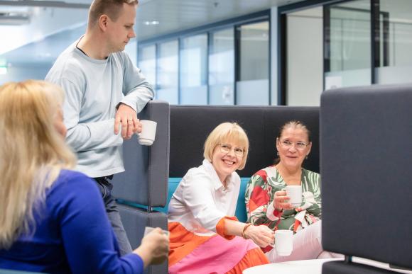 Ihmisiä kahvitauolla.