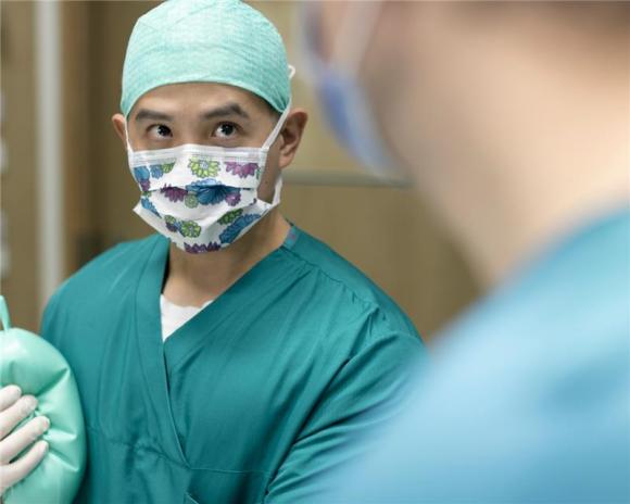 Hoitaja ventiloimassa potilasta