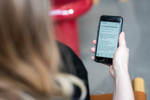 Kuvituskuva: ihminen katsoo kännykkää