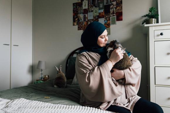 Vilma Parkkonen kani sylissään