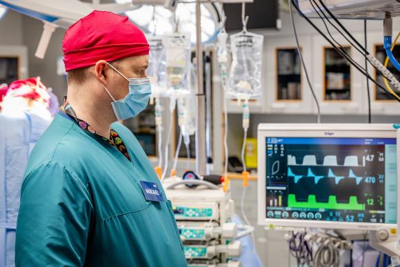 Lääkäri seuraa monitorilta potilaan anestesiaa.