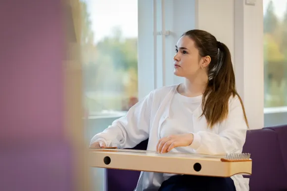 Musiikkiterapeutti Emma von Weissenberg soittaa kanteletta.