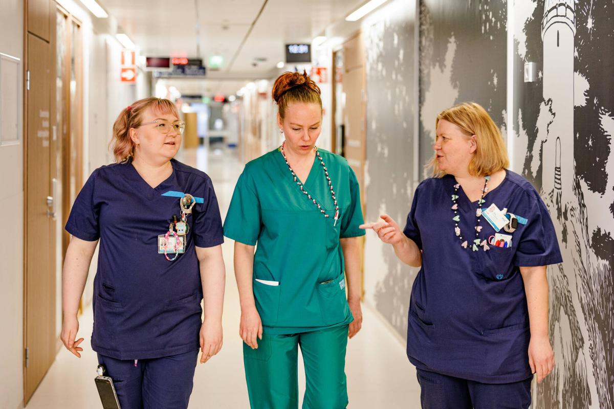 Hoitajia kävelemässä Uuden lastensairaalan käytävällä