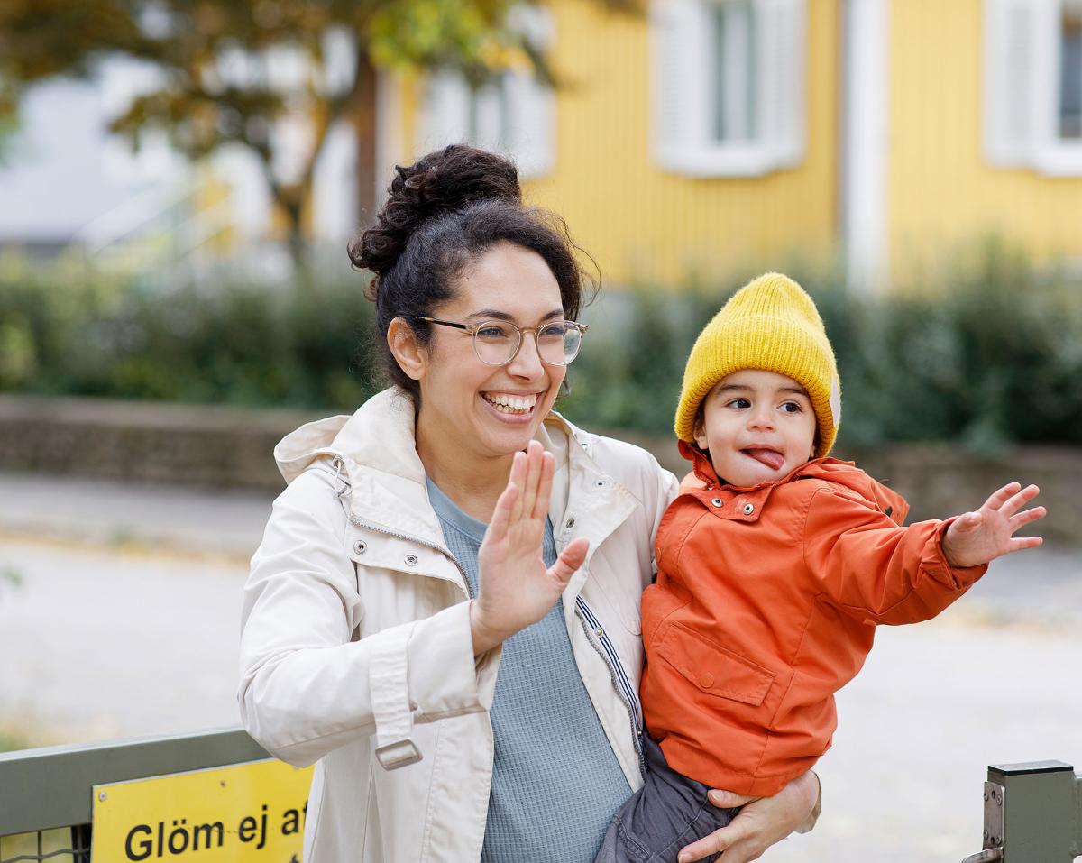 Ett barn i moderns famn på gatan.