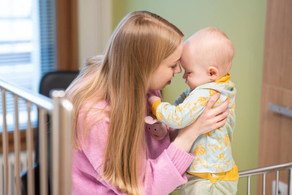 Äiti ja vauva sairaalassa