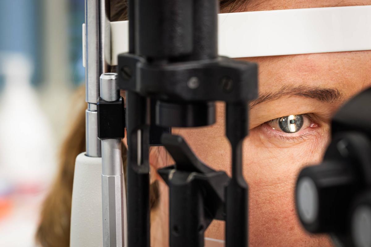 Ihmisen silmää tutkitaan silmälääkärissä