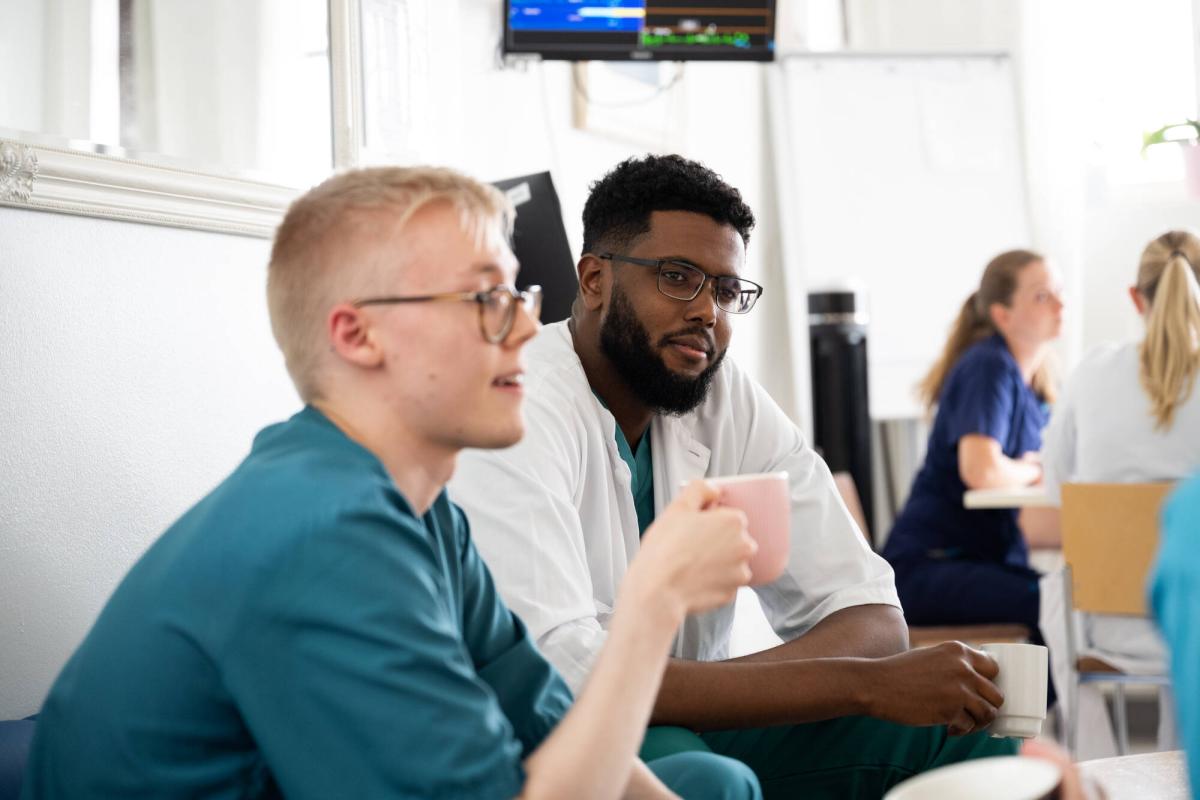 Hoitajia ja lääkäreitä kahvitauolla