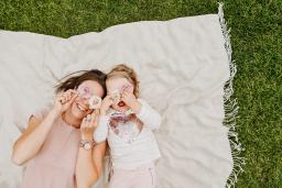 Mamma och dotter på gräsmattan