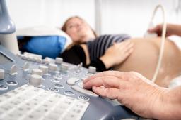 Kuvituskuva: Raskaana olevalle tehdään ultraäänitutkimusta