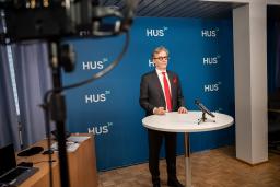 HUSin johtajaylilääkäri Markku Mäkijärvi koronavirusinfossa.
