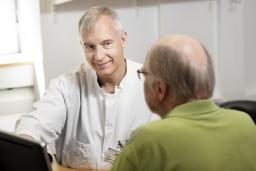 Lääkäri keskustelee potilaan kanssa.