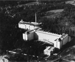 Vanha mustavalkoinen kuva naistenklinikan rakennuksesta