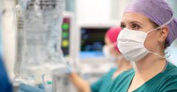 Nestetippapullo ja hoitaja tehovalvontaosastolla.