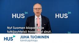 Juha Tuominen HUS-taustan edessä.