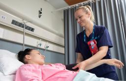 Sairaanhoitaja mittaa potilaan verenpainetta