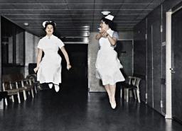 Sairaanhoitajat 1950-luvulta hyppäävät ilmaan