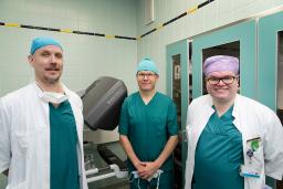 Sydän- ja keuhkokeskuksen robotilla leikkaavat kirurgit.
