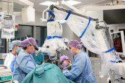 Plastiikkakirurgian supermikroskooppi leikkaussalissa.