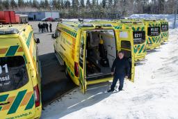 Kuljetuspäällikkö Jukka Etelä ja tehoambulansseja