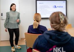 Terhi Makkonen kouluttaa Naistentautien ja synnytysten henkilöstöä Maisasta