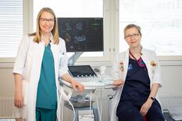 Naistentautien ja synnytysten erikoislääkärit Outi Äyräs ja Riina Jernman ultraäänilaitteen vieressä.