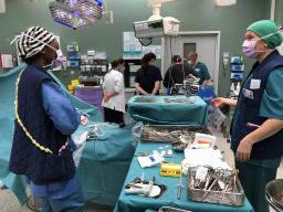 Hoitajat esittelevät leikkaussali-instrumentteja.