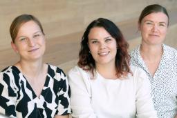 Kolme henkilöä, Sanna Stoltenberg, Aino Kormilainen ja Carita Löfqvist, istumassa Siltasairaalan yhdyssillan portaikossa.