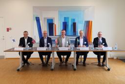 Pohjoismaisten yliopistosairaaloiden toimitusjohtajat pöydän ääressä