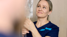 Hoitaja töissä HUSissa