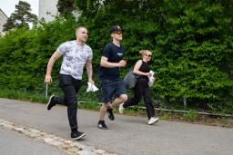 Kolme nuorta juoksee Amazing Race -tapahtumassa.