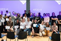 Ryhmäkuva Amazing Race -tapahtumaan osallistujista.