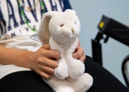 Kuvituskuva: Lapsi pehmopupu sylissään