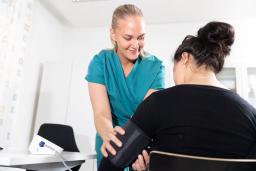 Nainen vastaanotolla