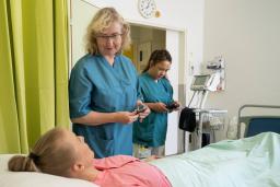 Sängyssä makaavaa potilasta hoidetaan osastolla