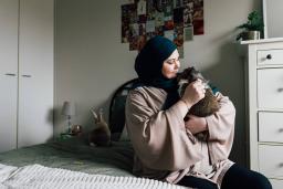 Vilma Parkkonen kani sylissään