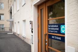 Seri-tukikeskuksen ulko-ovi Naistenklinikan sisäpihalla