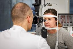 Silmälääkäri tutkii potilaan silmiä.