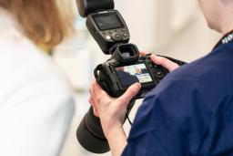 Kuvaaja näyttää kuvaa kamerasta toiselle henkilölle.