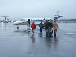 Elinten hakeminen lentokoneella.