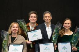 Neljä ihmistä rivissä